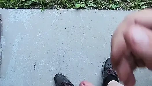 Parkta mastürbasyon yapıyor