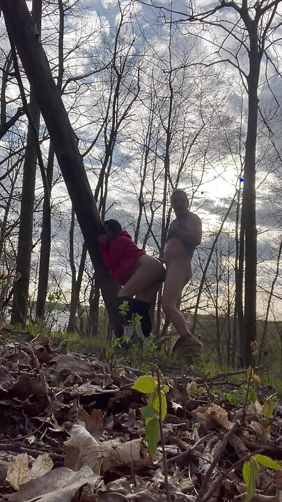 Heiße milf fickte doggystyle nach der wanderung