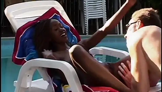 Молодая чернокожая с маленькими сиськами получает белый член, шпилю у бассейна