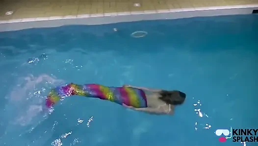 Пленная русалка соблазняет тебя в бассейне