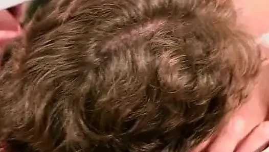 Vollbusige asiatische MILF bohrte intensiven doppelpenetrations-dreier