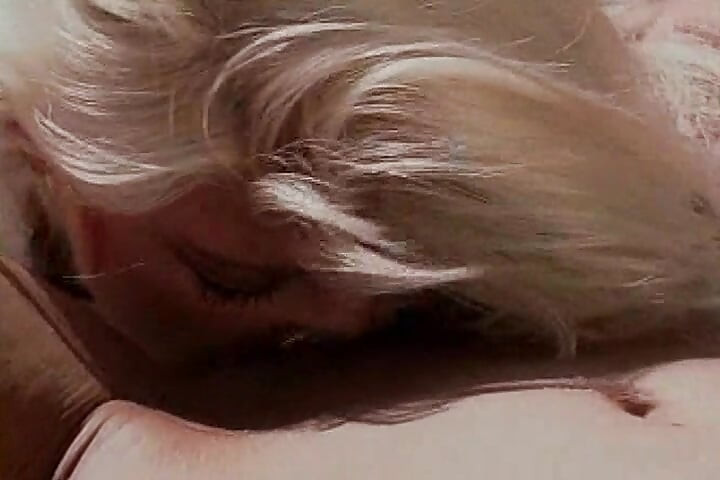 수영장에서 스트랩으로 즐기는 플래티넘 금발 비보