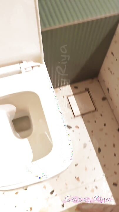 Drska Riya spremna za kupanje seksi telo