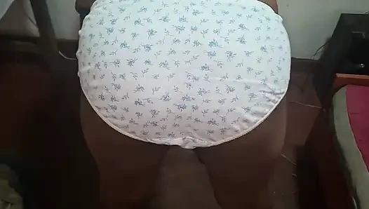 Kırmızı elbiseli Asyalı güzellik
