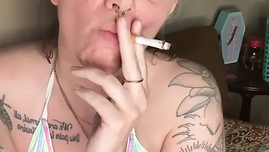 Chery Trees курит в бикини