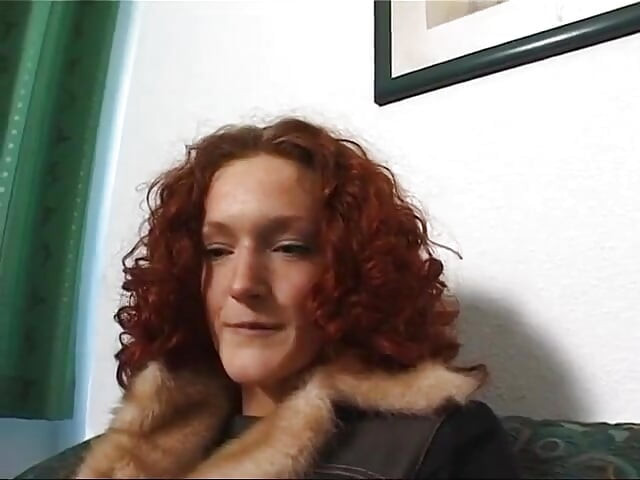 Une jolie rousse doigte son trou d'amour