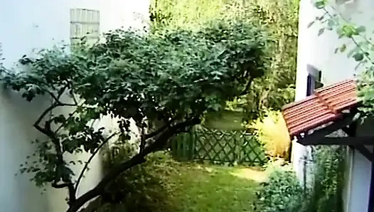 Pelacur brunette mengisap kontol dan mengocok di bawah kamar mandi