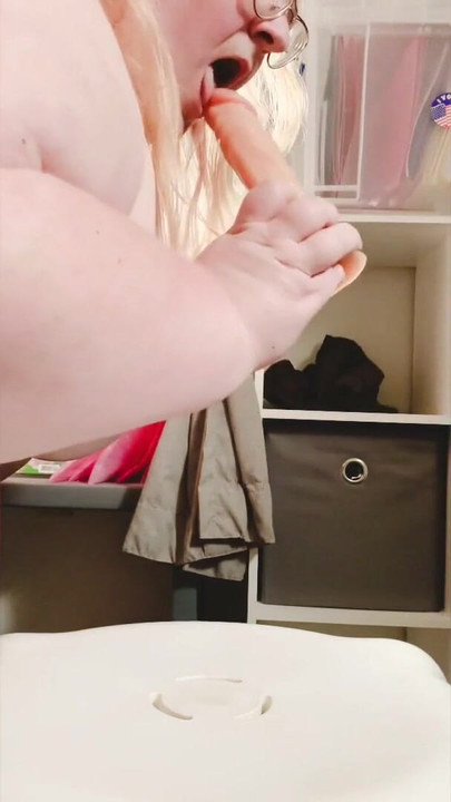 Zapanjujući trenutak iz "SSBBW Dildo Riding"