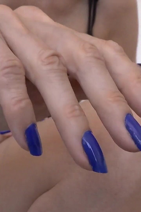 De longs doigts bleu foncé excitants