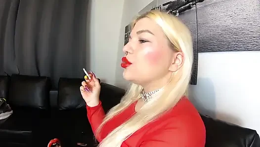 Büyük kırmızı dudaklı 2 sigara sigara içen zincir