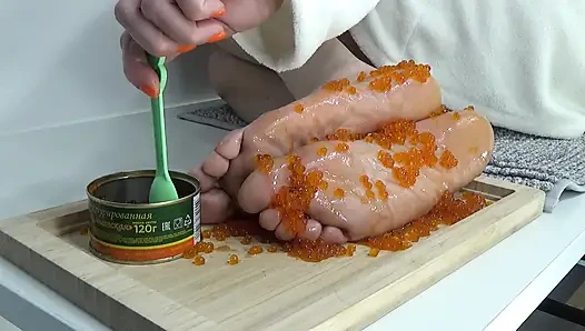 Kaki MILF keriput dengan kaviar merah