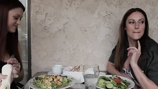 Ketiga lesbian itu saling menikmati satu sama lain dengan penuh gairah