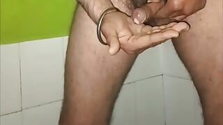 Indischer Mann des mittleren Alters, Toilettenbürste benutzen und masturbieren