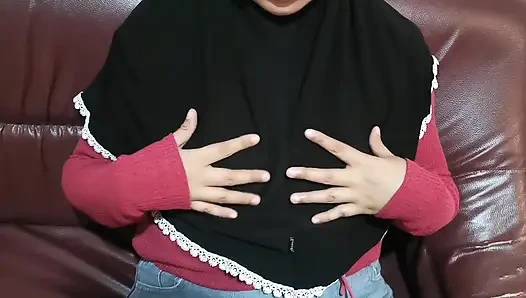 Üvey kız kardeş tekrar işe sürüklenmeden önce dışarı çıktı.