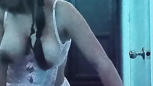 Девушка трахает ее как богиня с ее большими и вкусными сиськами и богатой задницей.