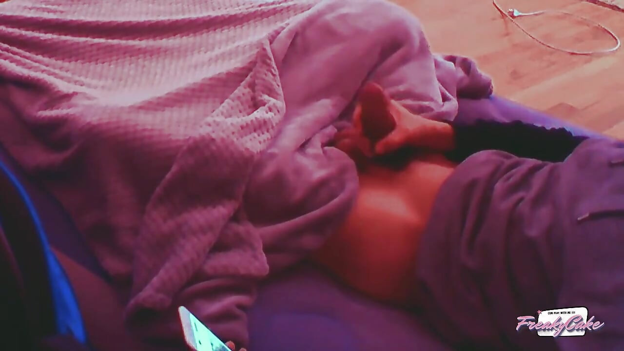 कमसिन हस्तमैथुन करते हुए पकड़ी गई