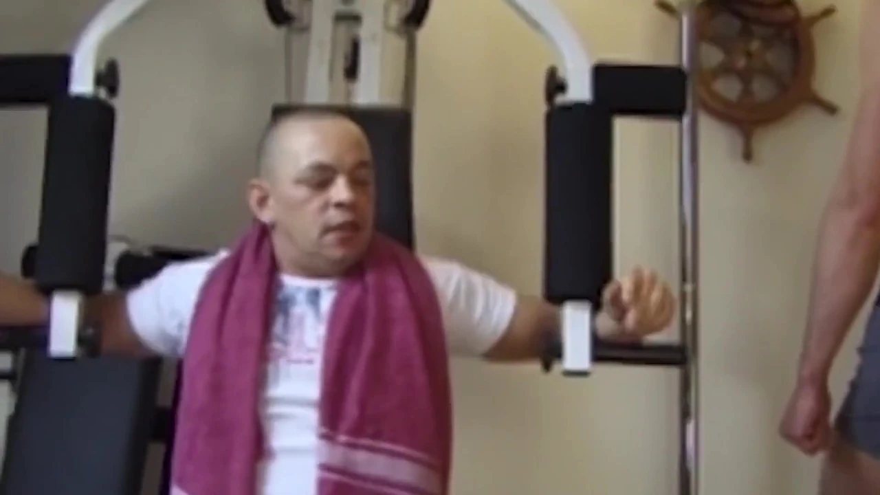 Spor salonundan göt Intensive_ sahne-4muscle adam twink müşterisini sikiyor