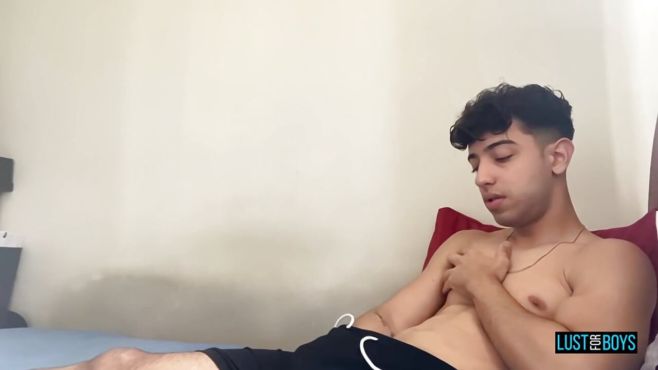 LustForBoys henry Lynes streichelt seinen dicken unbeschnittenen schwanz und fingert sein enges loch