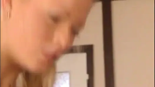 Dua cewek hot rambut pirang dientot habis-habisan dan dicrot di mulut sama kontol besar jadul