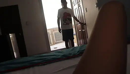 Ein schönes kolumbianisches Model masturbierte in ihrem Zimmer, als ihr Stiefbruder kam, um ihr die Vagina zu lutschen