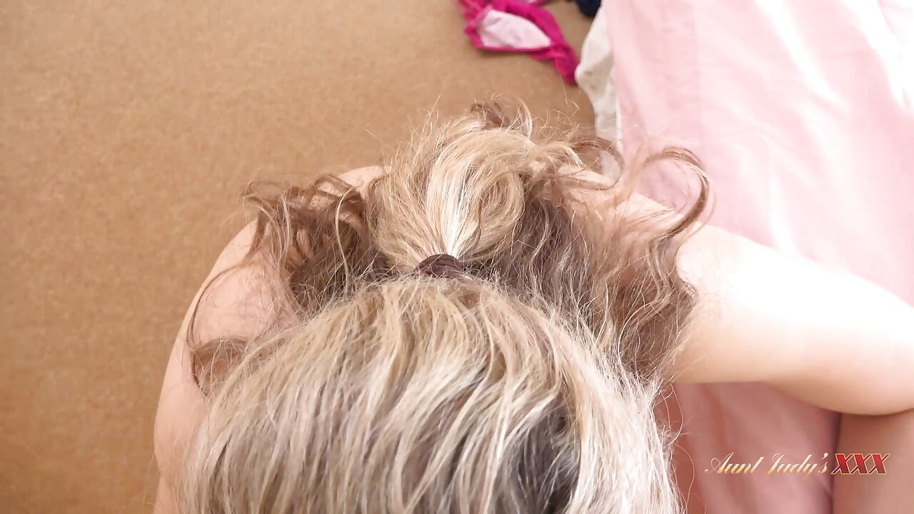 Auntjudysxxx - büyük memeli orta yaşlı seksi ev sahibiniz prenses Anna seni orta yaşlı seksi kadın pornosu izlerken yakalıyor