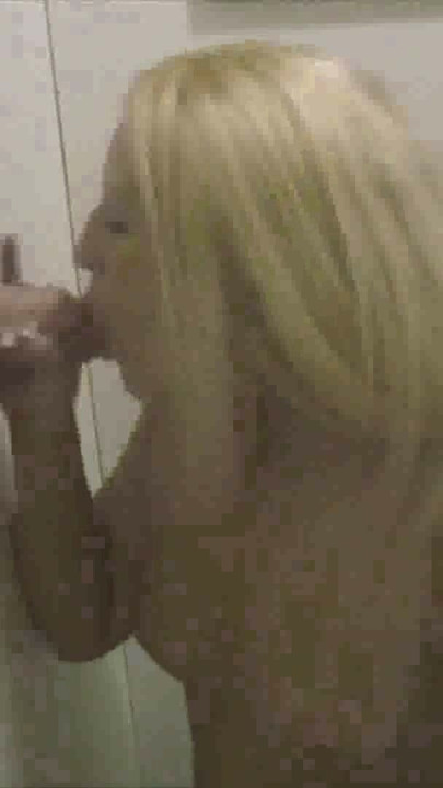 Vackra Sunny Dae FL DÖMD MurdREDRUM suger och knullar glory hole penis! Alla kukar överlever. | Klipp 2