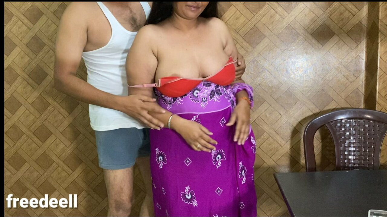 Un étudiant baise sa femme de ménage hindi