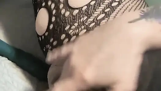 Играю с моей тугой киской