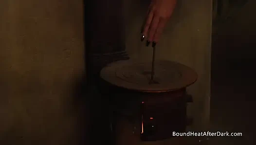 Seksi dom lezbiyen madam azgın ıslak kölelerin amını parmaklıyor ve dokunuyor