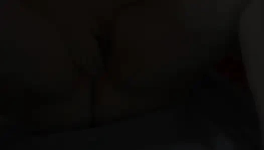 John klitorisine dildo yaparken Jen işiyor