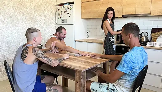 Die ehefrau verführt ihren ehemann und seine freunde - sie hatten sex mit mund und muschi - füllte sie mit ihrem sperma