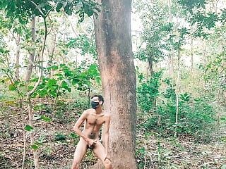 Sexe dans la forêt, des hommes nus dansent avec une longue éjaculation de bite