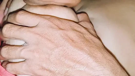 Lidah abang tiri yang haus seks ini melahap memek becek adik tirinya sendiri