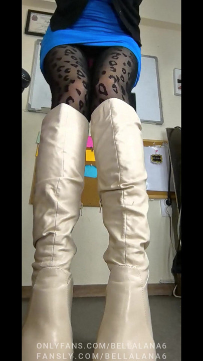 Teacher is squirting during exam all over her leather boots