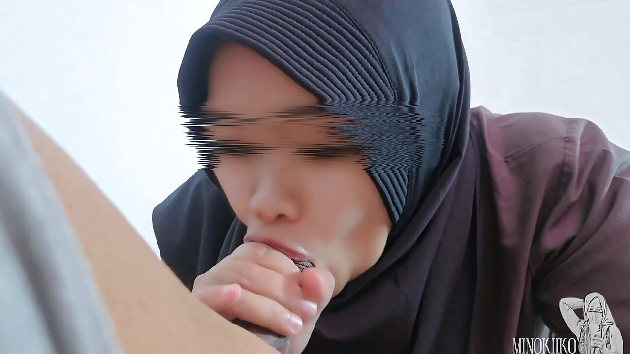 Une Asiatique en hijab m’a massé le corps puis m’a sucé la bite ! Fin heureuse démente - Minokiiko