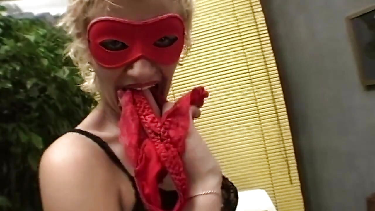 Mamă sexy blondă face sex oral adânc în gât cu un vibrator, apoi își umple pizda umedă