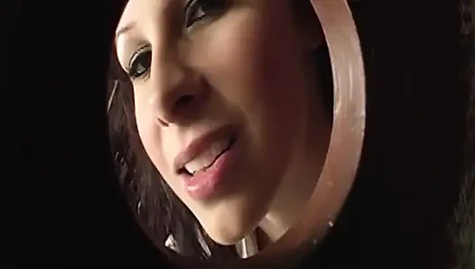 Esmer orta yaşlı seksi kadın sikiş deliğinden çıkan yarağı sırıtana kadar emiyor