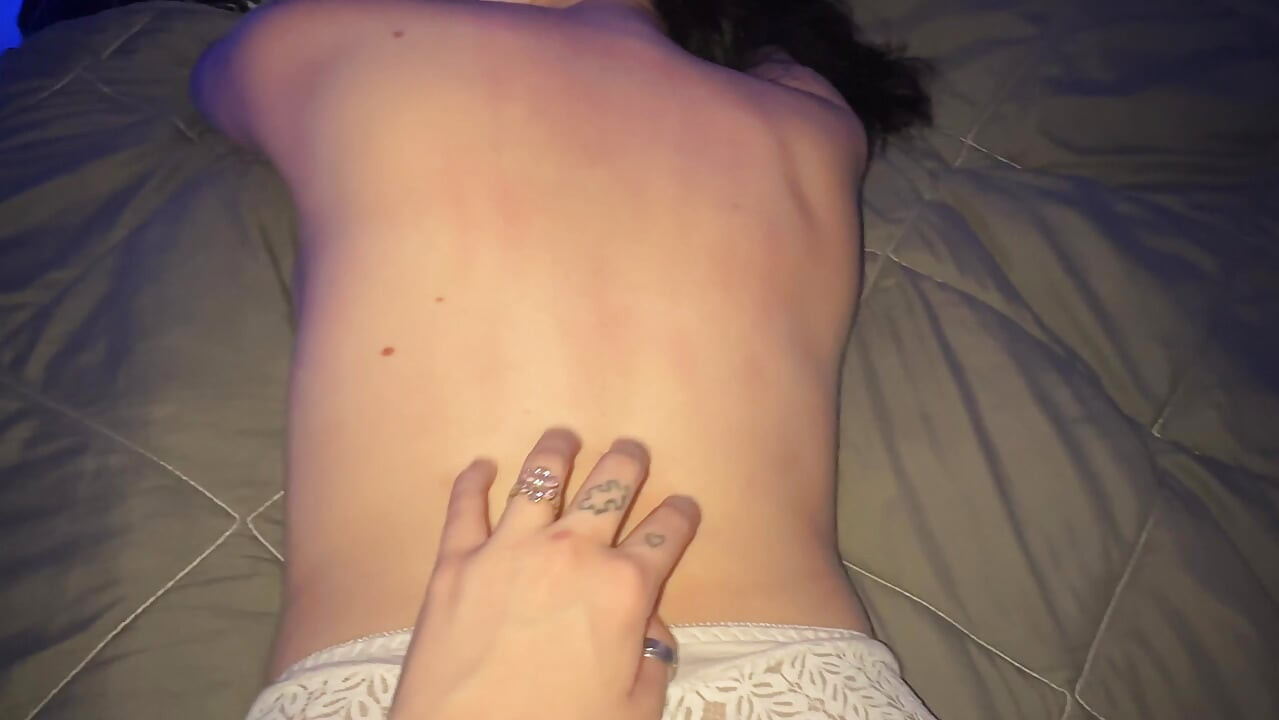 Sie ruhte im bett, aber ich beschloss, dass sie hart gefickt werden musste