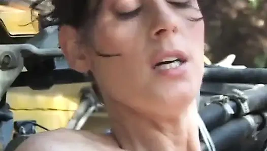 İnek büyük memeli esmer otobüs şoförünü sikiyor