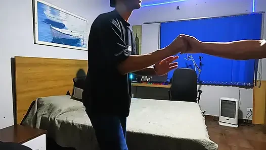 Istirahat makan malam: dia ingin duduk di penisku sebelum pencuci mulut