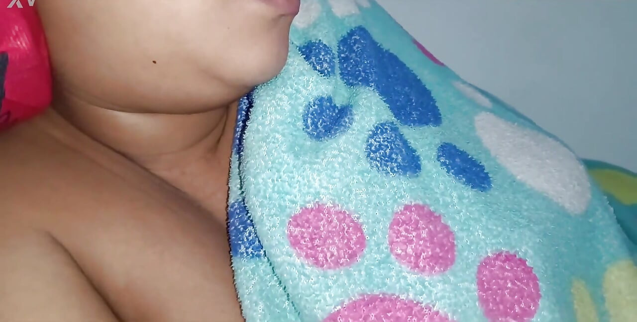 İşten eve geldi yoruldum porno izlemeye başlıyorum ve karımın bana mastürbasyon yapmasına izin veriyorum!!