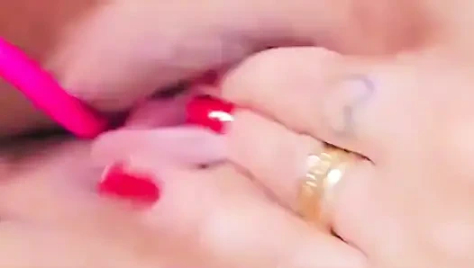 Девушка-свингерша записала видео с ее мясистой вагиной.