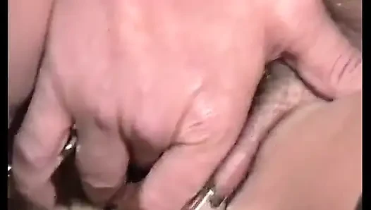 Tante seksi dengan stoking seksi ini lagi asik muasin memeknya pakai stoking tebal