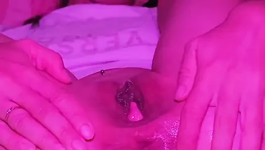 Cewek sange ini lagi asik muasin lubang pantatnya pakai mainan seks baru - solo anal