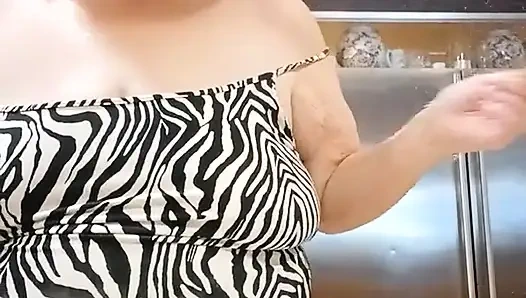 Akşam yemeği için domuz pirsingi pişiriyorum ve pişirirken teşhir ediyorum