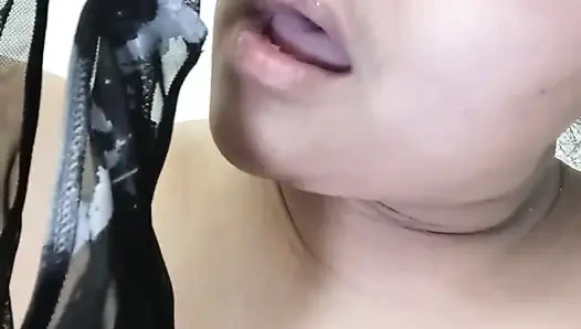 Dees isst sperma von ihrem höschen!