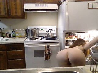 Белая девушка с большой шикарной задницей в перчатке готовит пасту! обнаженная на кухне, эпизод 33