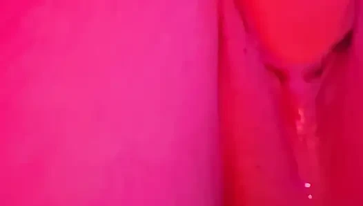 Cewek rambut merah muda lagi asik mainin dildo ukuran XL