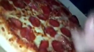 Éjaculation sur une pizza