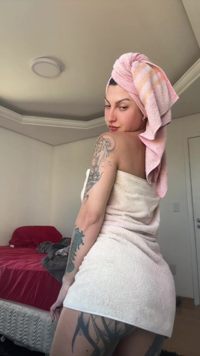 brazilian 19yo dancing funk in a towel